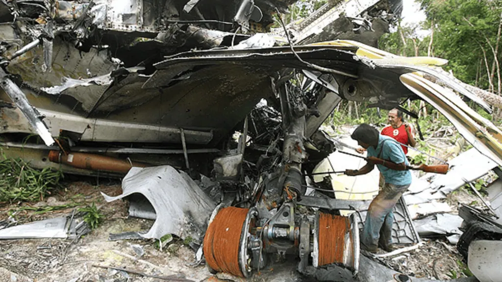 Os 33 maiores desastres aéreos que chocaram o mundo Destroços do avião da gol após o acidente aéreo em 2006.