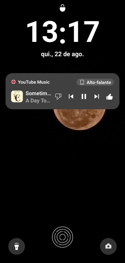 Review: realme gt 6 é um topo de linha com bateria espetacular Tela de bloqueio com reprodutor de mídia no realme gt 6