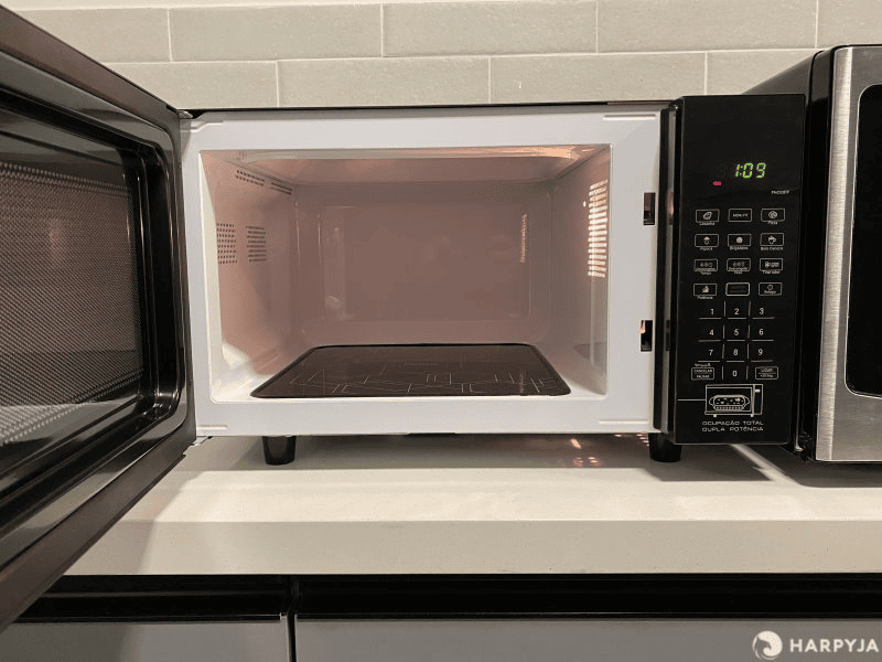 1. Micro-ondas moderno aberto, pronto para uso na cozinha.