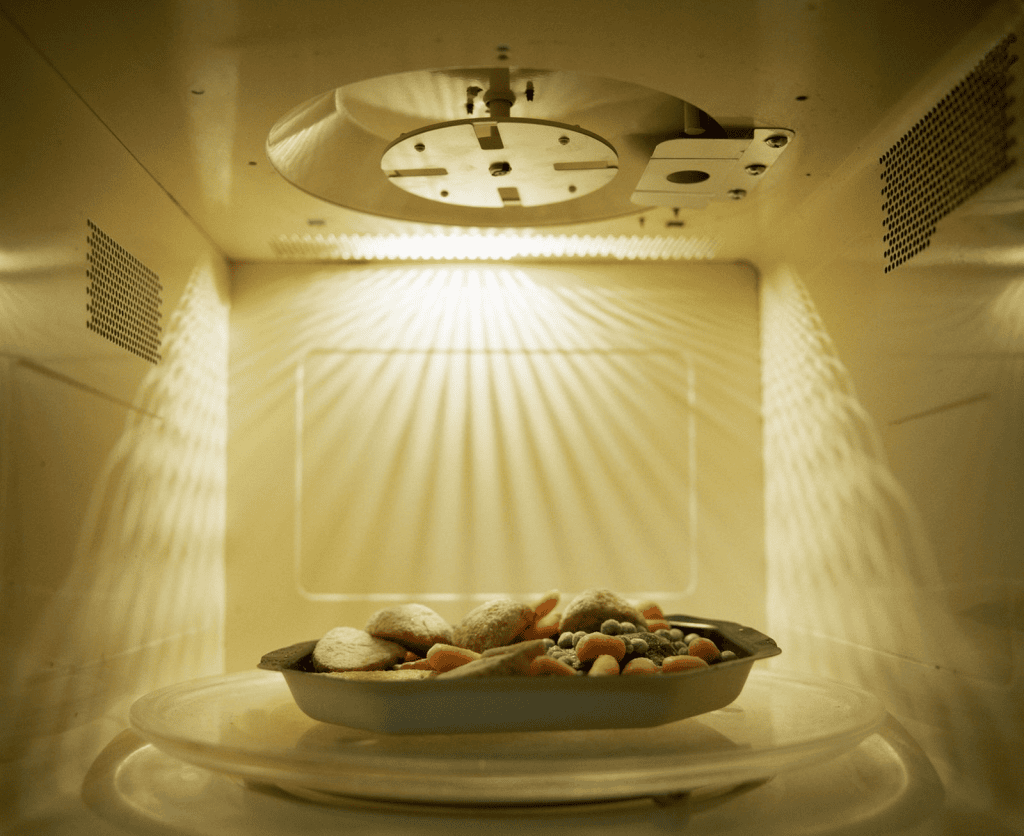 Livre de alimentos em forno de micro-ondas com luz de led brilhante.