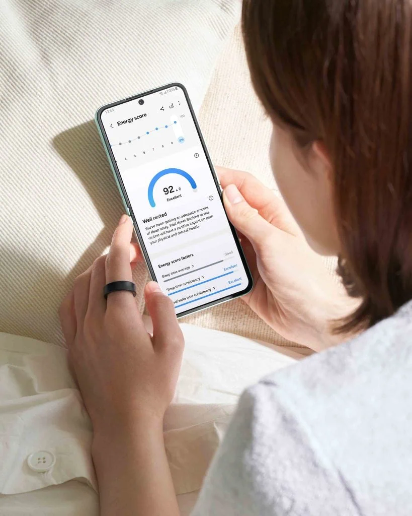 Galaxy ring chega ao brasil. Veja os preços Mulher usando galaxy ring da samsung