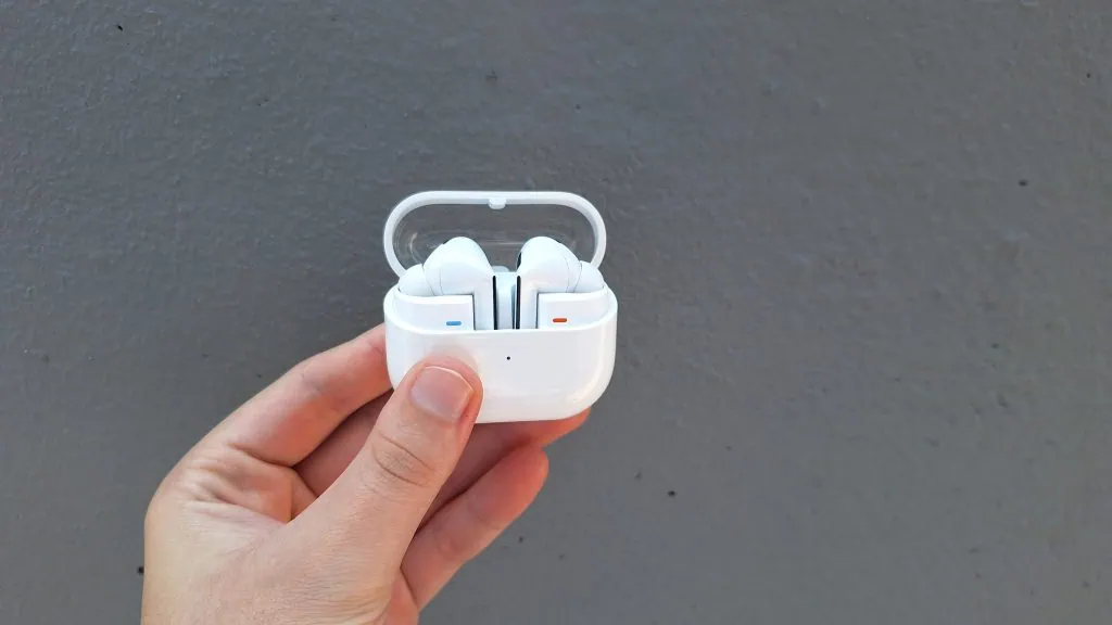 Qual escolher? Galaxy buds3 ou galaxy buds3 pro? Galaxy buds3 pro em case em parede cinza