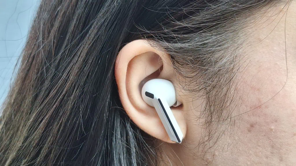 Qual escolher? Galaxy buds3 ou galaxy buds3 pro? Galaxy buds3 pro encaixado na orelha