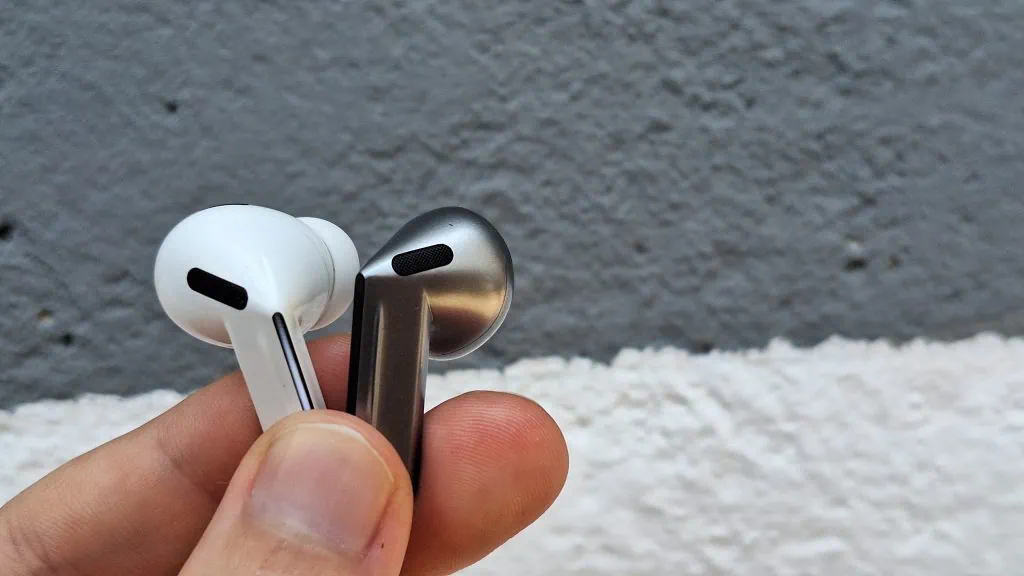 Qual escolher? Galaxy buds3 ou galaxy buds3 pro? Galaxy buds3 pro e galaxy buds3, com destaque para o led da versão pro no lado esquerdo