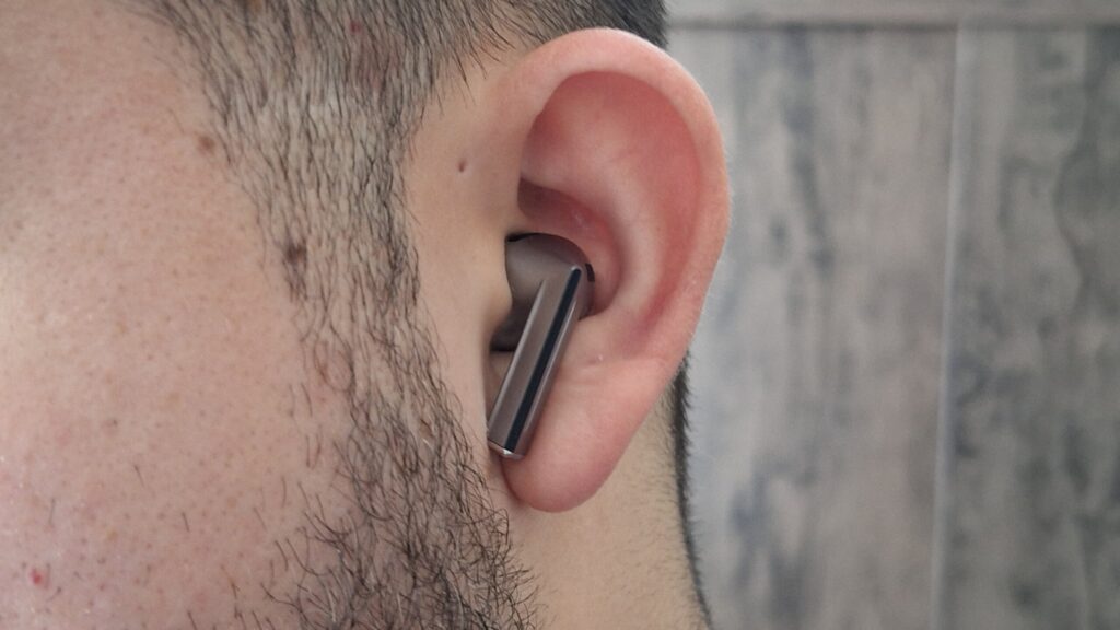 Welke moet je kiezen? Galaxy Buds3 of Galaxy Buds3 Pro? Galaxy Buds3 in het oor geplaatst