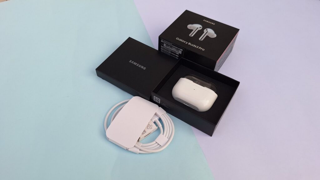 Welke moet je kiezen? Galaxy Buds3 of Galaxy Buds3 Pro? Doos met alle Galaxy Buds3 Pro items