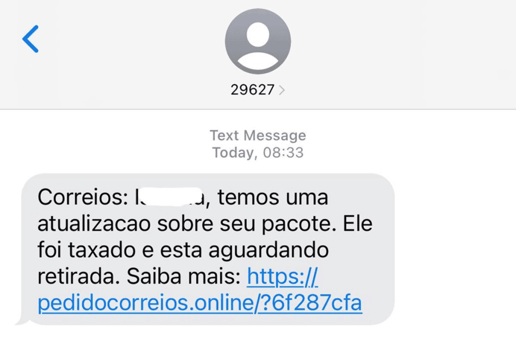 Envio de atualização sobre pacote de serviço de correios, com link para informações e retirada.