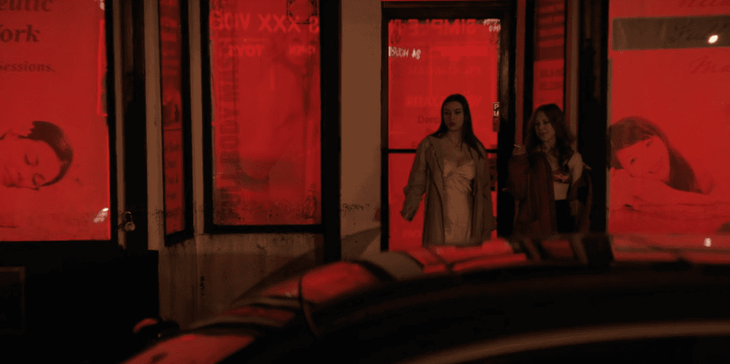 Рецензия: «Пингвин» s01e01 расширяет криминальную вселенную Готэма Проститутки на заднем плане с красным светом на улицах Готэма в «Пингвине»