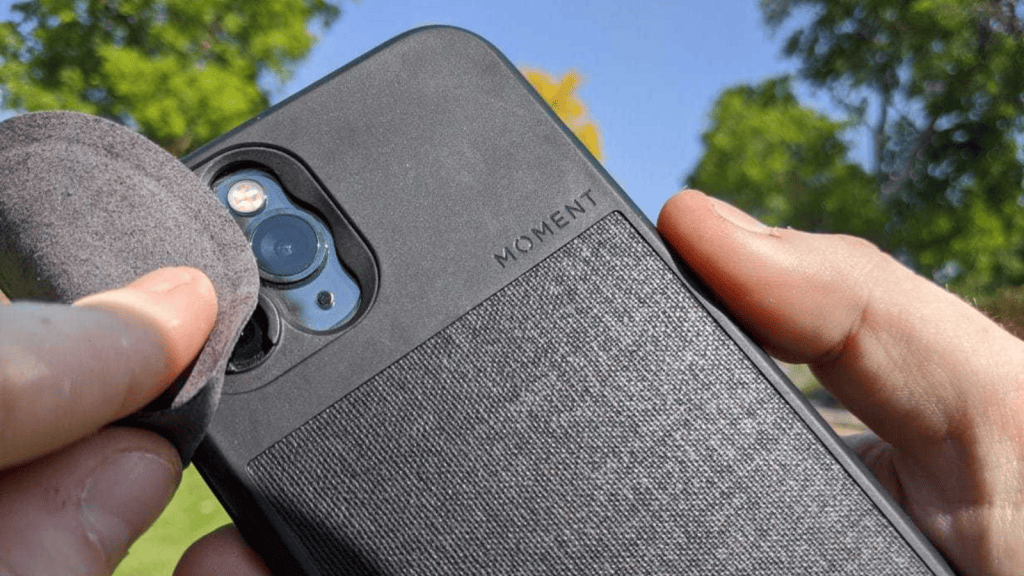 20 tips voor het maken van ongelooflijke foto's met elke mobiele telefoon Houd de lens schoon om duidelijkere, vlekvrije foto's te garanderen. Afbeelding: zegt