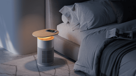 Controle de smart home com assistente inteligente ao lado da cama.