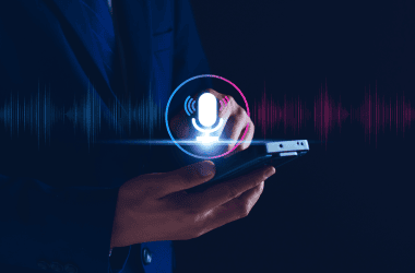 Assistente de voz em smartphone com ícone de microfone e ondas sonoras, tecnologia de áudio digital.