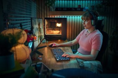 Logitech apresenta novos mouses, teclados e fone de ouvido gamer para 2024. Modelos chegam ao brasil no final do ano. Empresa destacou g915 x, desenvolvido com base em reviews negativos