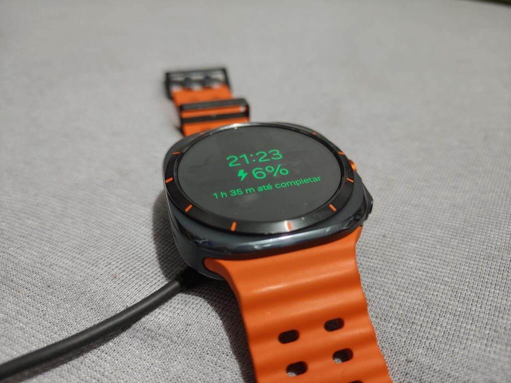 Review: galaxy watch ultra tem ótima bateria e monitoramento premium Galaxy watch ultra recarregando
