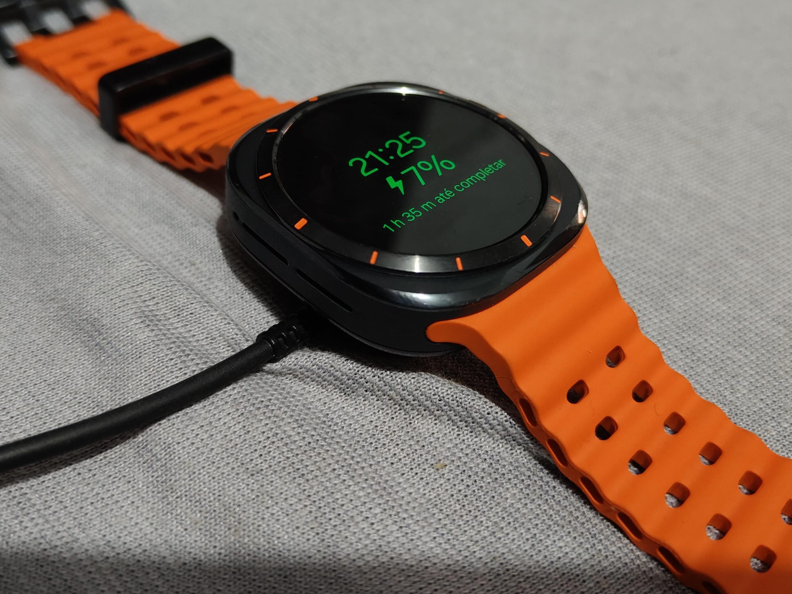 Review: galaxy watch ultra tem ótima bateria e monitoramento premium Galaxy watch ultra recarregando