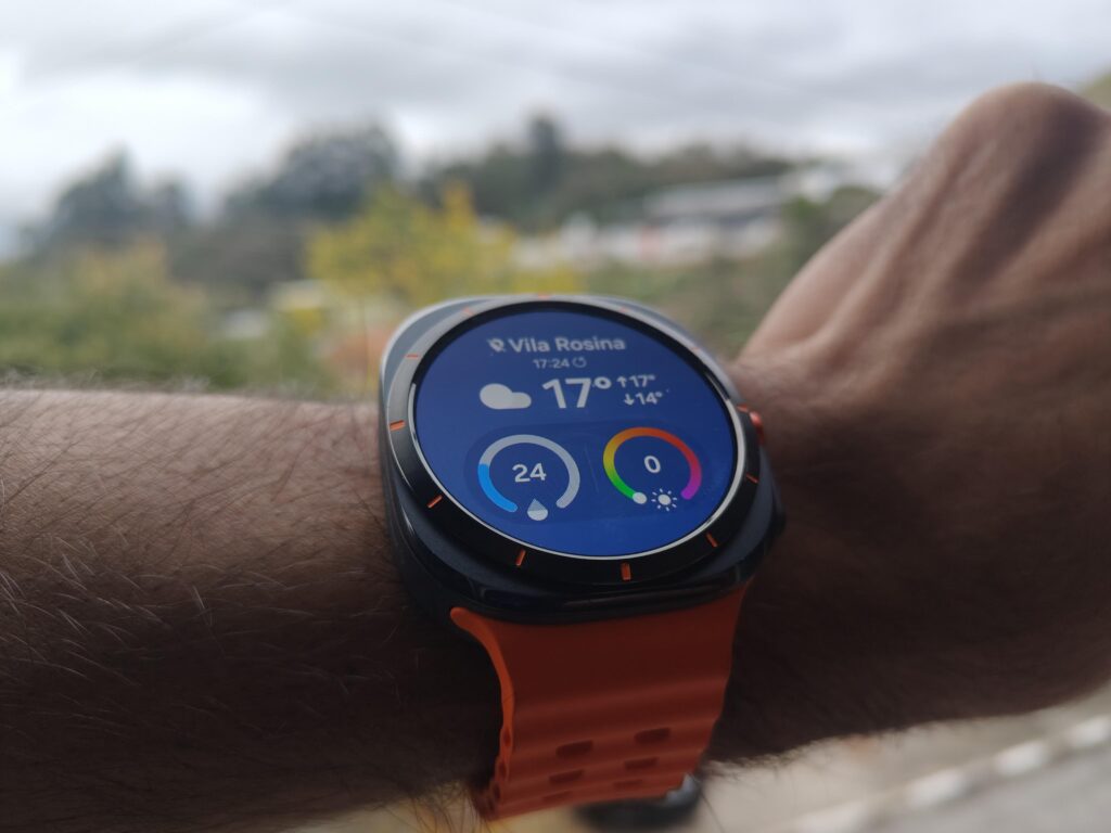 Review: galaxy watch ultra tem ótima bateria e monitoramento premium Galaxy watch ultra mostrando informações do clima