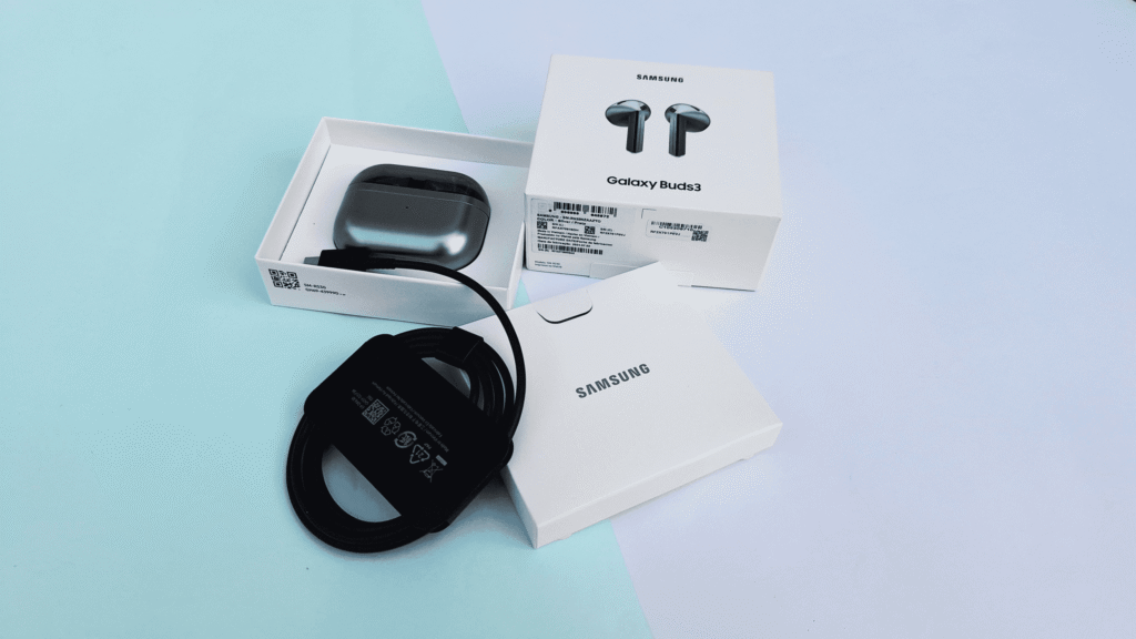 Welke moet je kiezen? Galaxy Buds3 of Galaxy Buds3 Pro? Doos met alle Galaxy Buds3 items