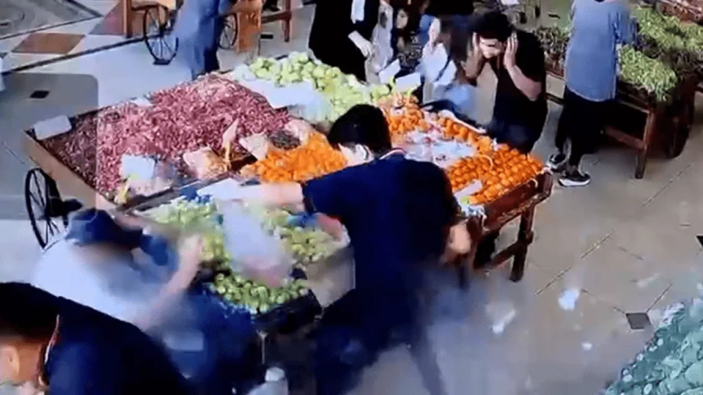 Ataque hacker causa explosão de pagers no líbano, mata 8 pessoas e deixa 2. 750 feridos Ataque hacker causa explosão de pagers no líbano, mata 8 pessoas e deixa 2. 750 feridos. Dispositivos de comunicação móvel, que antecederam os celulares, explodiram de forma quase simultânea em todo o país. Governo local culpa israel pelo ataque.