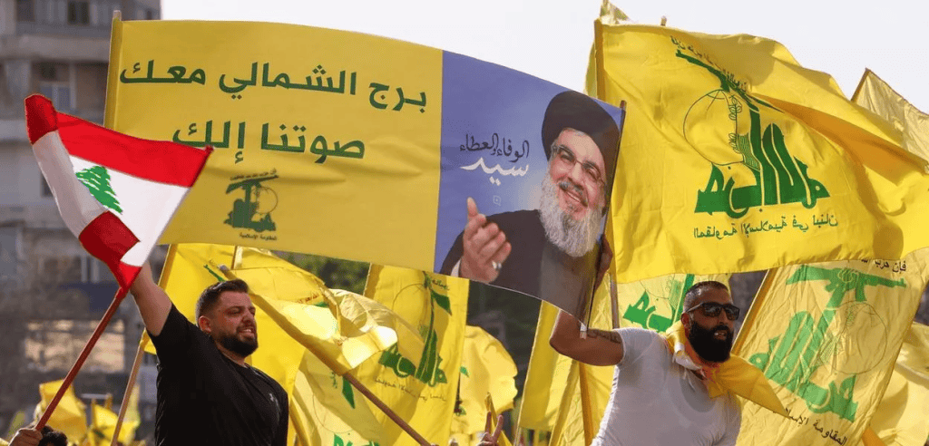 Hackerangriff verursacht Pager-Explosion im Libanon, tötet 8 Menschen und hinterlässt 2 Verletzte Hackerangriff verursacht Pager-Explosionen im Libanon, tötet 8 Menschen und hinterlässt 2 Verletzte. Mobile Kommunikationsgeräte, die den Mobiltelefonen vorausgingen, explodierten fast gleichzeitig im ganzen Land. Die lokale Regierung macht Israel für den Angriff verantwortlich.