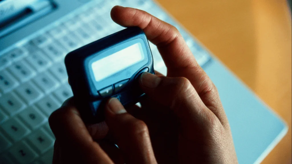 Ataque hacker causa explosão de pagers no líbano, mata 8 pessoas e deixa 2. 750 feridos Ataque hacker causa explosão de pagers no líbano, mata 8 pessoas e deixa 2. 750 feridos. Dispositivos de comunicação móvel, que antecederam os celulares, explodiram de forma quase simultânea em todo o país. Governo local culpa israel pelo ataque.