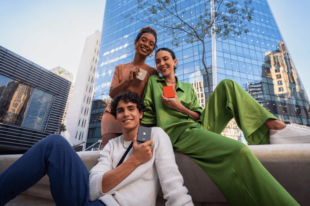 Moto razr 50 chega ao brasil por r$ 3. 999 e "estratégia de ser acessível" Moto razr 50 chega ao brasil por r$ 3. 999 e "estratégia de ser acessível". Dobrável da motorola tem tela externa de 3,4 polegadas, câmera de 50 mp e grava vídeos em 4k. Veja preços e detalhes