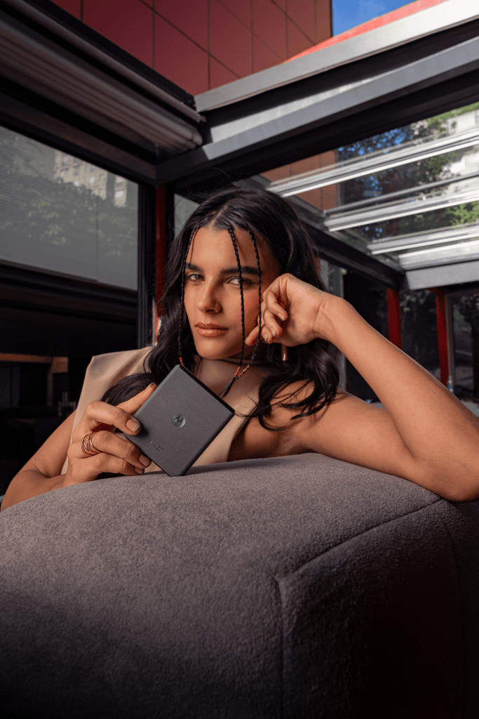 Moto razr 50 chega ao brasil por r$ 3. 999 e "estratégia de ser acessível" Mulher segurando moto razr 50