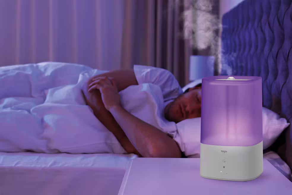 今買うべき最高の加湿器10選 夜間に最適な加湿器を使用している人