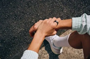 Relógio inteligente esportivo para corrida, tecnologia fitness, monitoramento de saúde e bem-estar.
