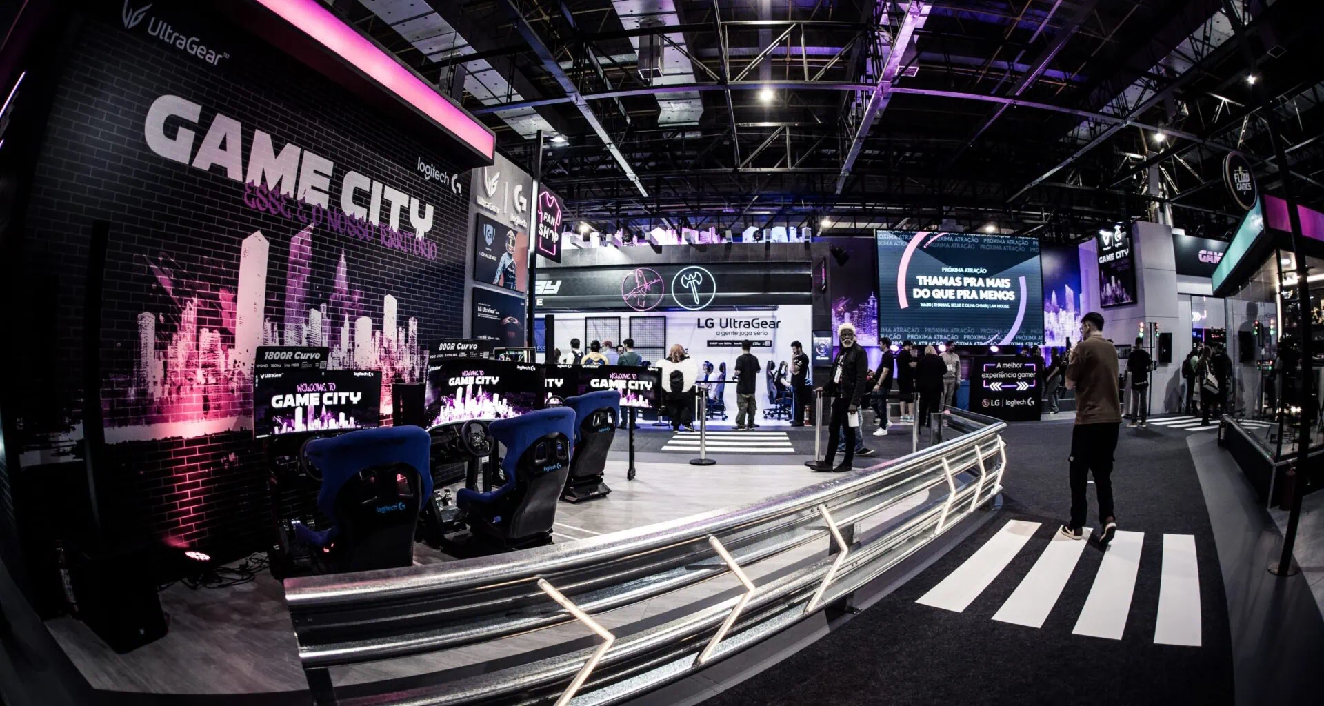Ultragear og spillutstyr på Game City-messen, som tilbyr oppslukende opplevelser og avansert teknologi.