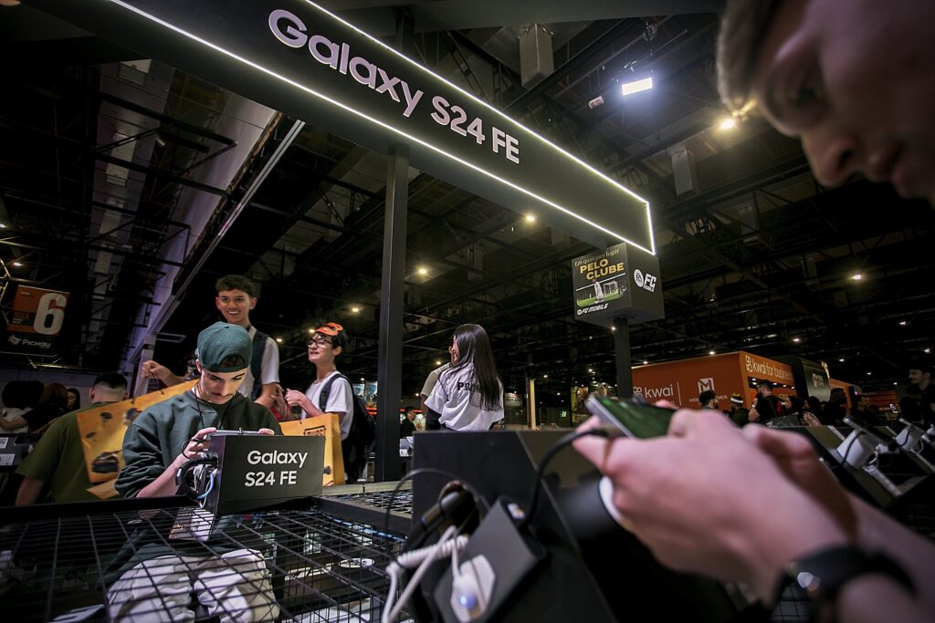 Aparelho samsung galaxy s24 fe em destaque na feira de tecnologia showmetech.