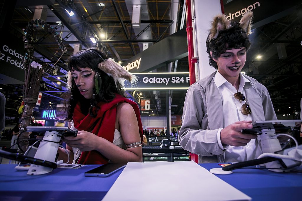 Fone com acessórios de cosplay de animal, na feira de tecnologia showmetech.