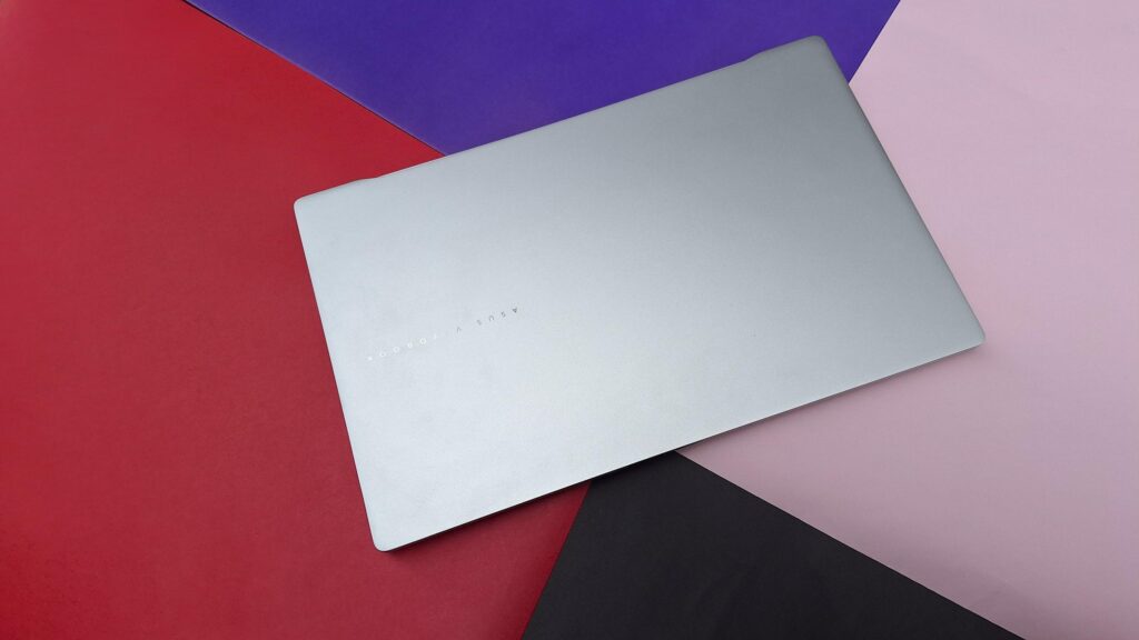 Test : l'asus vivobook s 15 est excellent pour la productivité Partie supérieure du boîtier de l'asus vivobook s 15