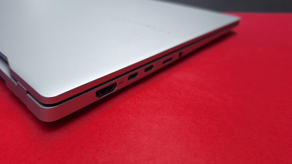 Test : l'asus vivobook s 15 est excellent pour la productivité Côté avec ports usb-c, hdmi, prise casque et carte microsd pour vivobook s 15