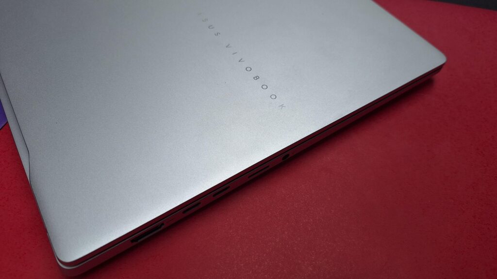 Test : l'asus vivobook s 15 est excellent pour la productivité Partie supérieure du boîtier de l'asus vivobook s 15