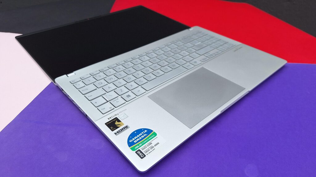 Test : l'asus vivobook s 15 est excellent pour la productivité Asus vivobook ouvert à 180º