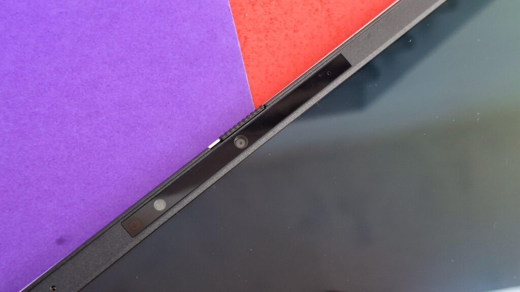 Test : l'asus vivobook s 15 est excellent pour la productivité Appareil photo vivobook s 15 sur fond violet et rouge