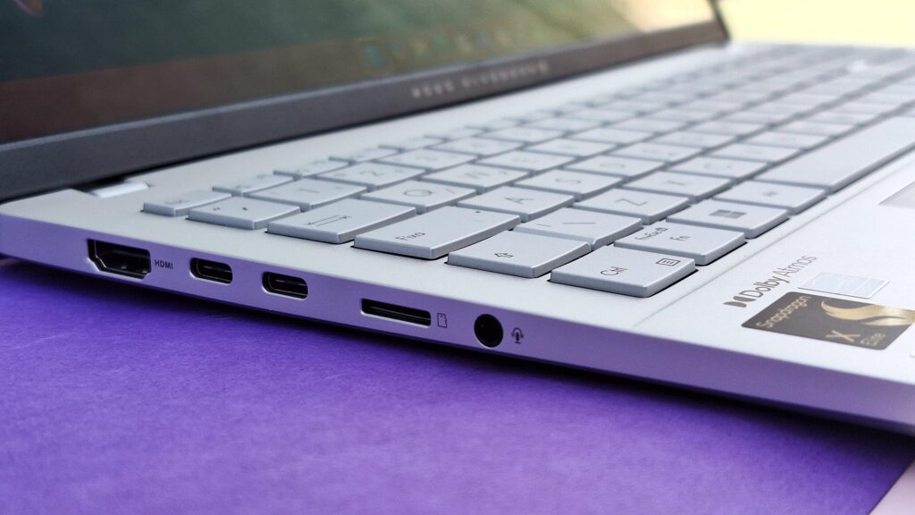 Test : l'asus vivobook s 15 est excellent pour la productivité Côté avec ports usb-c, hdmi, prise casque et carte microsd pour vivobook s 15