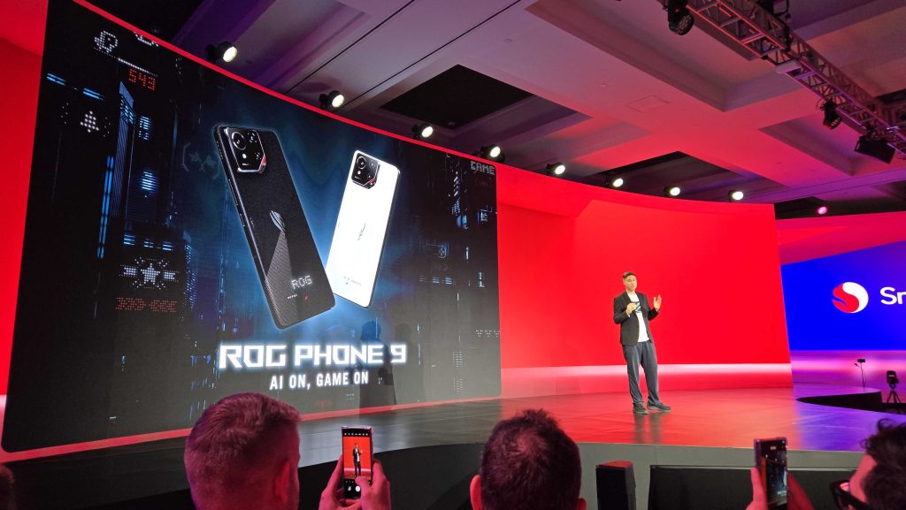 קוואלקום משיקה את Snapdragon 8 elite עבור סמארטפונים וטאבלטים לשנת 2025 קוואלקום משיקה את Snapdragon 8 elite עבור סמארטפונים וטאבלטים בשנת 2025. מעבד חדש אמור להיות נוכח בדגמים המובילים כמו ה-Galaxy S25 בשנת 2025 ומספק 45% יותר ביצועים ו-27% פחות צריכת אנרגיה