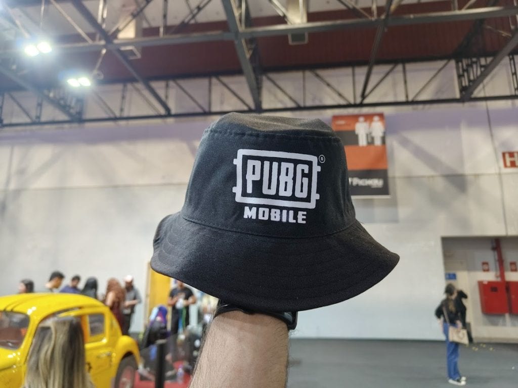 Chapéu com logo do pubg mobile em evento de tecnologia e games no brasil.
