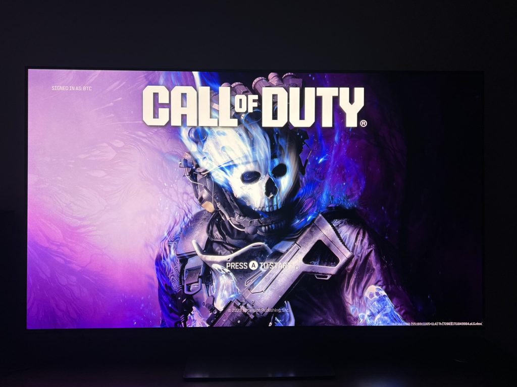 Jogo call of duty com personagem de caveira e efeitos de luz azul.