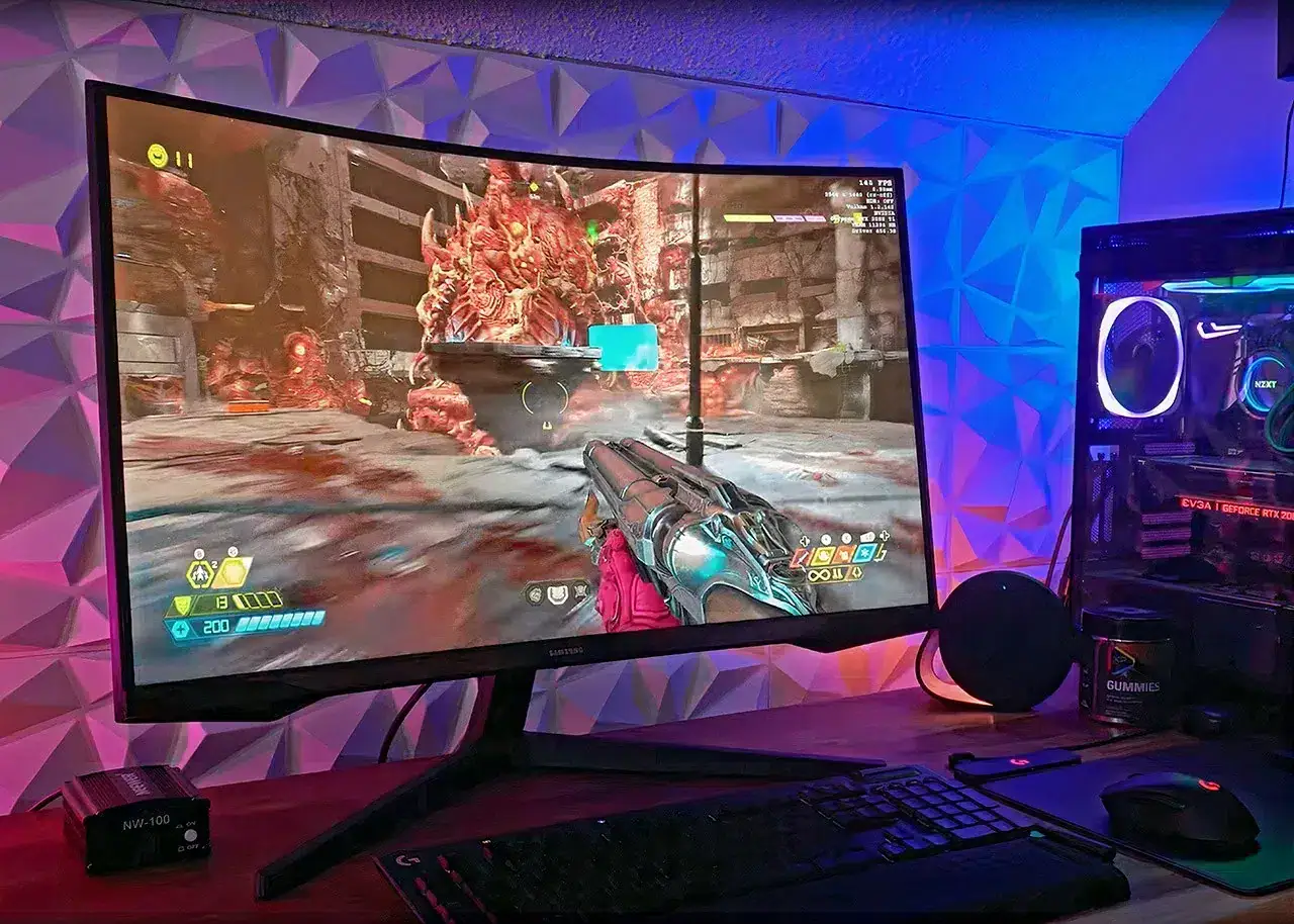 Jogador jogando video game de tiro em um monitor curvo com iluminação rgb ao redor.