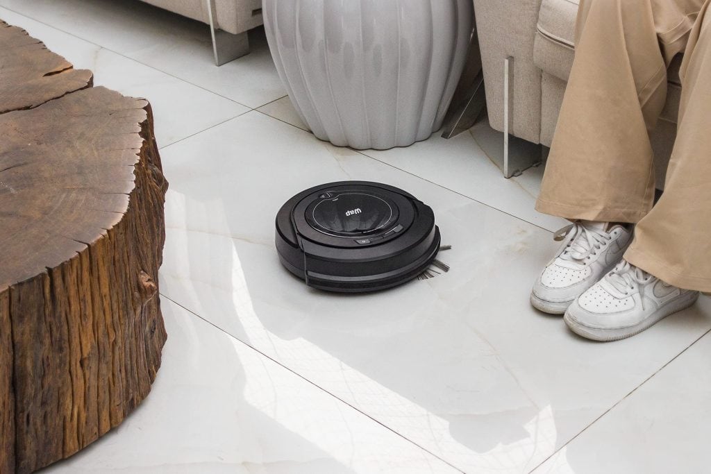 Os melhores robôs aspiradores para a casa A carcaça do w90 é resistente e possui sensores de impacto que redirecionam o caminho do w90, rotacionando o aspirador robô. (foto: reprodução/wap)