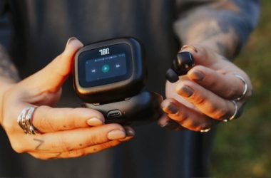 Jbl meluncurkan headphone live beam 3 dan live buds 3 di Brasil. (foto: reproduksi)