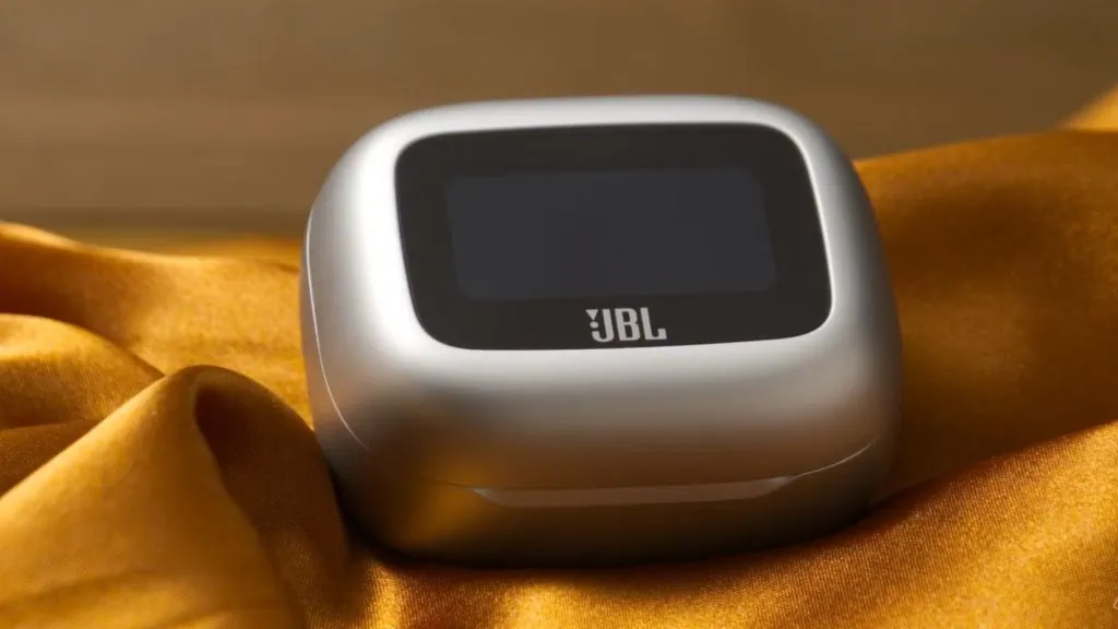 Review: jbl live beam 3 oferece diversidade de personalizações com qualidade premium A tela do jbl live beam 3 é extensa, pensando em uma ferramenta inédita no mercado, e bem colorida, porém senti uma pequena dificuldade em deslizar na tela, não me dando uma impressão de uma tela mais lisa. (foto: reprodução/android police)