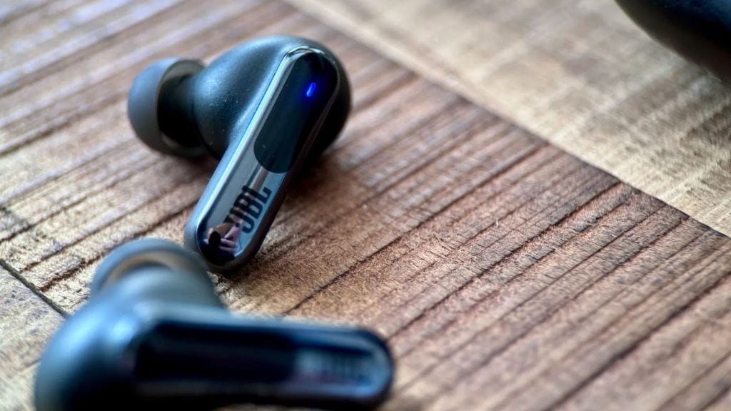 レビュー: jbl ライブ ビーム 3 は、プレミアム品質でさまざまなカスタマイズを提供します jbl ライブ ビーム 3 は、その構造と機能により最高級製品のように見えますが、その価格はその「いとこ」である jbl ツアー プロ 2 よりも手頃です。 (写真: 複製/9to5toys)