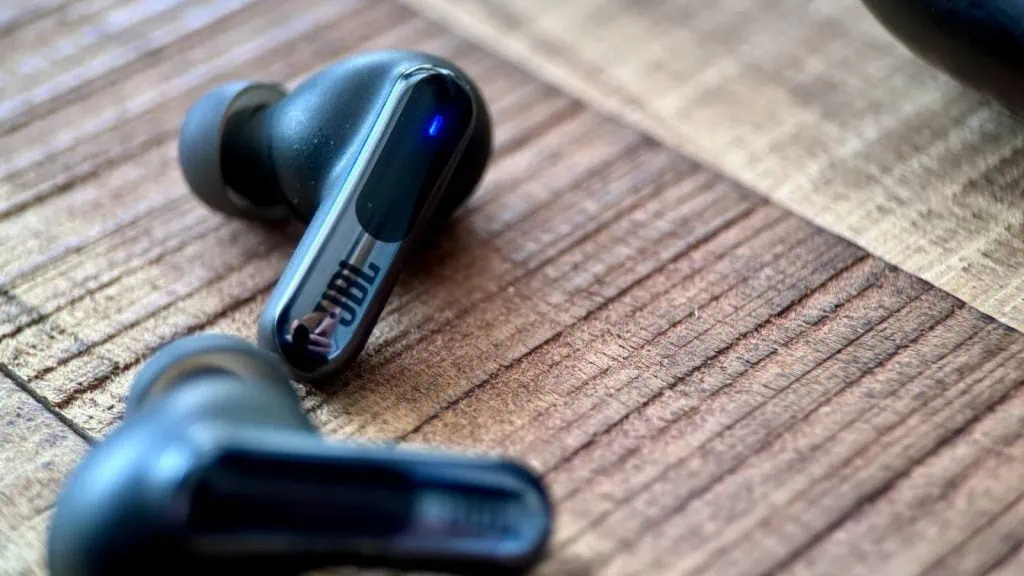 Review: jbl live beam 3 oferece diversidade de personalizações com qualidade premium O jbl live beam 3 aparenta, pela construção e recursos, ser um produto topo de linha, entretanto seu preço chega a ser mais democrático que o seu "primo" jbl tour pro 2. (foto: reprodução/9to5toys)