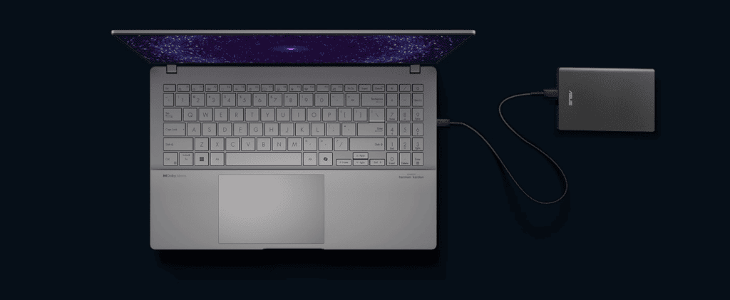 Review: asus vivobook s 15 é excelente para produtividade Vivobook s 15 sendo usado por meio de um powerbank