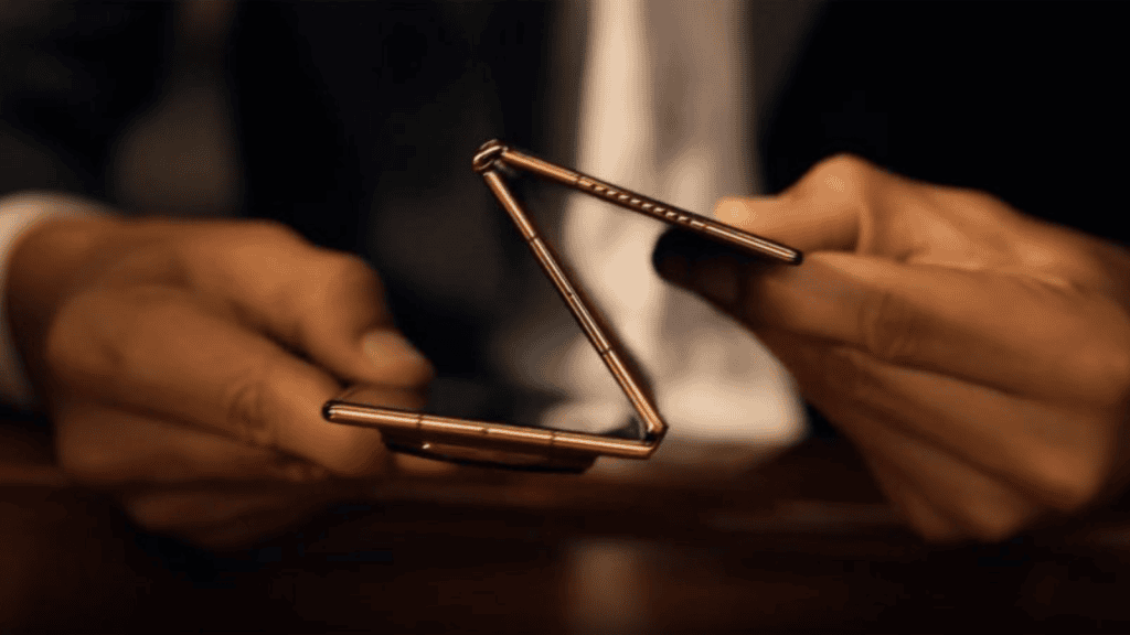 Samsung lançará smartphone com tela tripla em 2025, afirma rumor Apesar de ser pioneira no mercado de dobráveis, a samsung ainda pode ter algumas barreiras a superar. Imagem: dezeen tela tripla