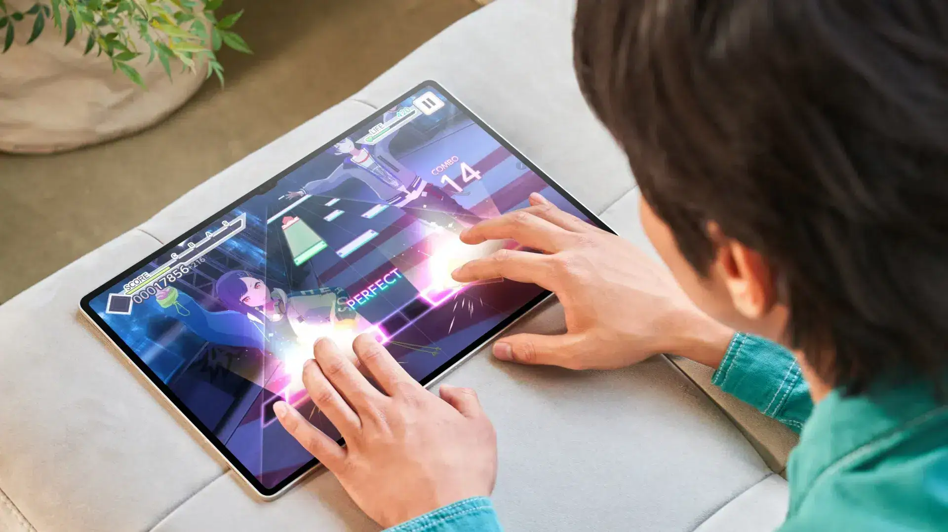 Gamer jogando jogo de dança no tablet com foco em tecnologia e entretenimento.