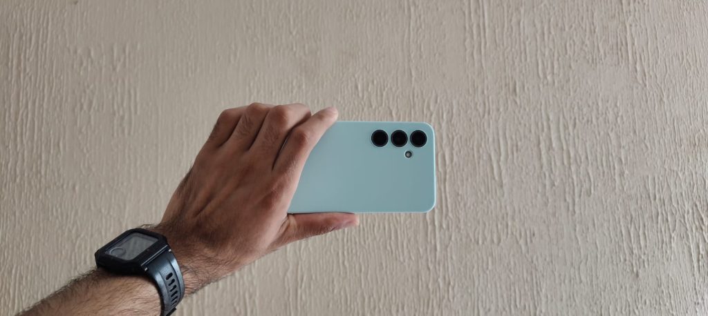 Testbericht: Das Galaxy S24 Fe verfügt über einen vollständigen Kamerasatz und eine hohe Multitasking-Leistung Testbericht: Das Galaxy S24 FE verfügt über einen vollständigen Kamerasatz und eine hohe Multitasking-Leistung. Angetrieben durch künstliche Intelligenz verfügt das Smartphone über tolle Kameras, einen Akku für den ganzen Tag und einen leistungsstarken Prozessor. Schauen Sie sich unsere Analyse an