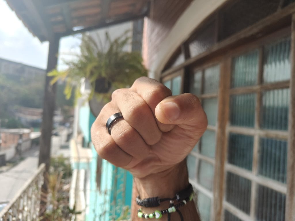 مراجعة: Galaxy Ring يجعل مراقبة الصحة أكثر عملية شخص ذو خاتم أسود، خاتم سامسونج